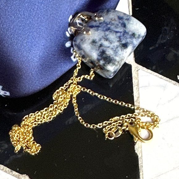 Sodalite carved hand bag pendant Vermeil gold 925 stamped/healing crystals - Picture 6 of 9